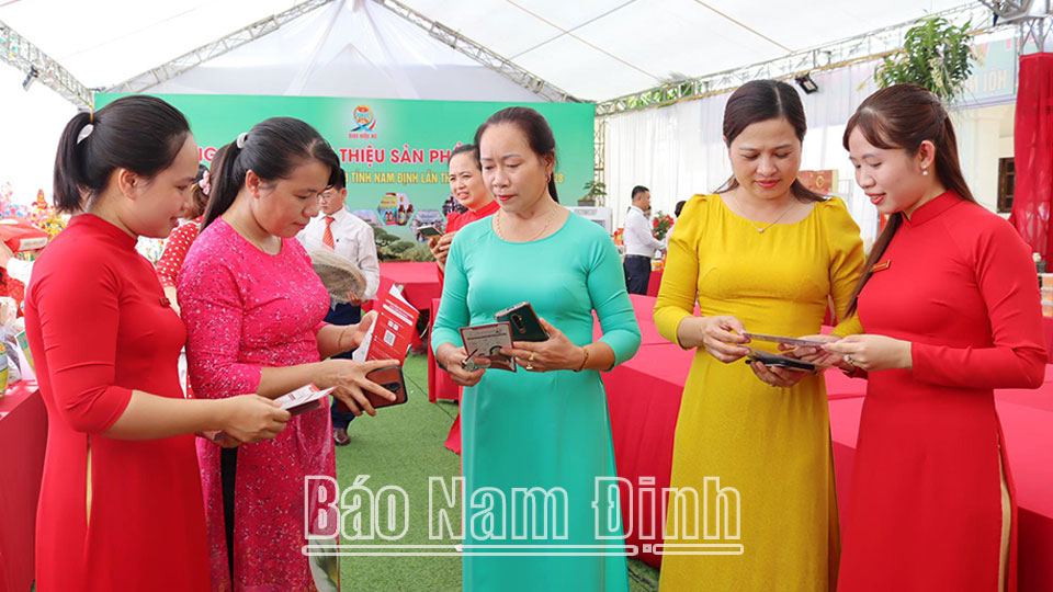 Agribank Chi nhánh tỉnh Nam Định giới thiệu dịch vụ Agribank E-Mobile Banking tới hội viên Hội Nông dân tỉnh.