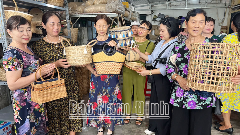 Hội Liên hiệp Phụ nữ thành phố Nam Định phối hợp với Quỹ TYM chi nhánh thành phố tổ chức cho hội viên tham quan mô hình kinh tế tiêu biểu đan ró cói của hội viên phụ nữ huyện Xuân Trường.