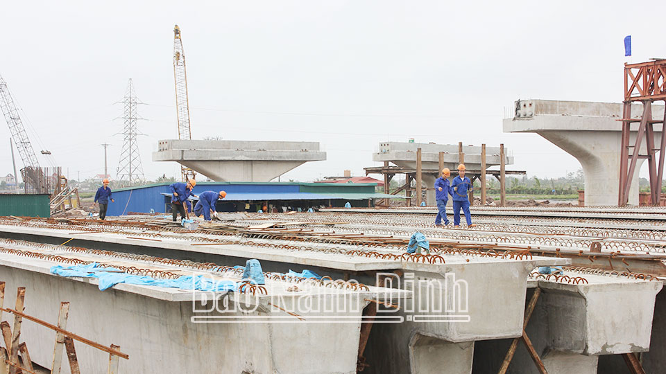 Thi công dự án đầu tư xây dựng tuyến đường bộ mới Nam Định - Lạc Quần - Đường bộ ven biển đoạn qua địa bàn huyện Giao Thủy.