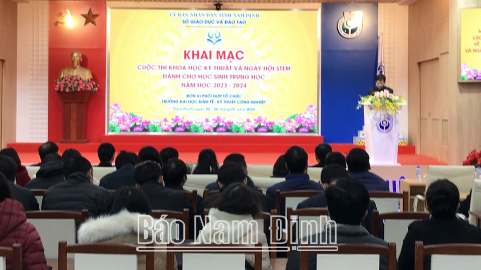 Quang cảnh Lễ khai mạc Cuộc thi Khoa học kỹ thuật (KHKT) và Ngày hội STEM cấp tỉnh dành cho học sinh trung học năm học 2023-2024.