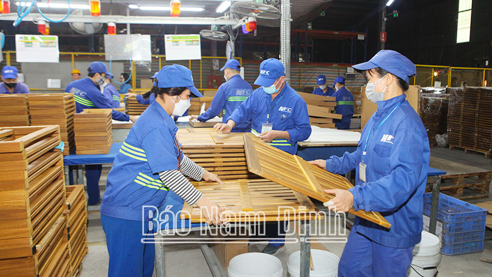 Sản xuất đồ gỗ dân dụng xuất khẩu tại Công ty Cổ phần Lâm sản Nam Định (Khu công nghiệp Hòa Xá - thành phố Nam Định).