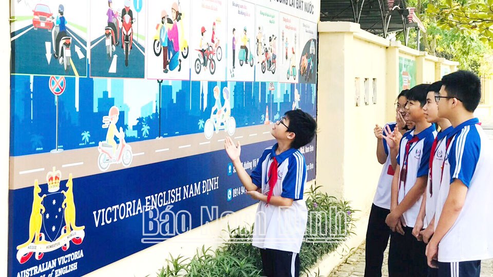Học sinh Trường THCS Hoàng Văn Thụ (thành phố Nam Định) tìm hiểu các quy tắc  đảm bảo tham gia giao thông an toàn.