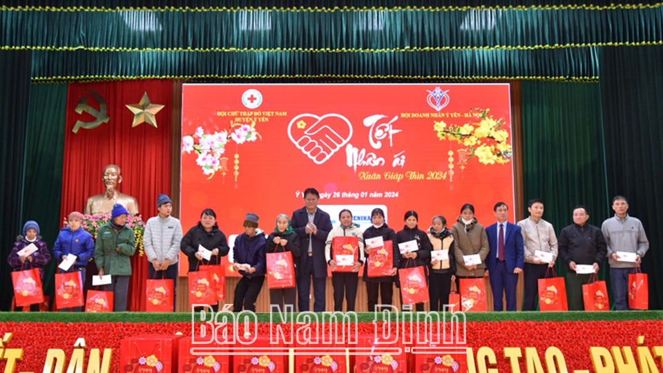 Lãnh đạo huyện Ý Yên và nhà tài trợ trao tặng quà Tết cho người nghèo, người khuyết tật, nạn nhân chất độc da cam, người có hoàn cảnh khó khăn.