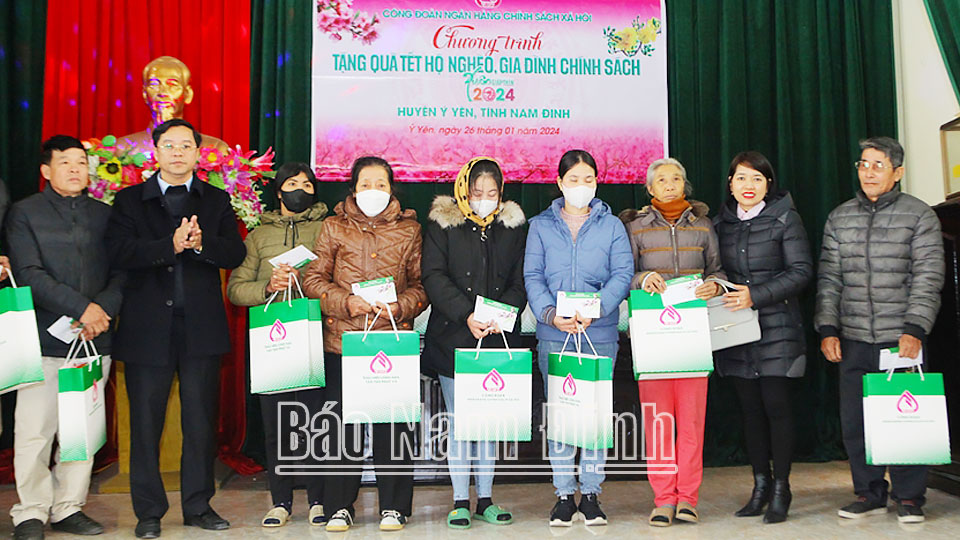 Lãnh đạo huyện Ý Yên và đại diện Công đoàn Ngân hàng CSXH tỉnh trao tặng quà Tết cho các hộ nghèo và gia đình chính sách của huyện Ý Yên. 