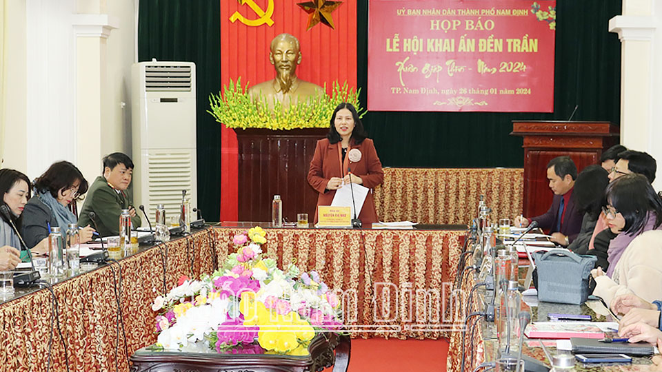 Đồng chí Nguyễn Thị Như, Phó Chủ tịch Thường trực UBND thành phố Nam Định, Trưởng Ban Tổ chức lễ hội Khai ấn Đền Trần phát biểu tại buổi họp báo.
