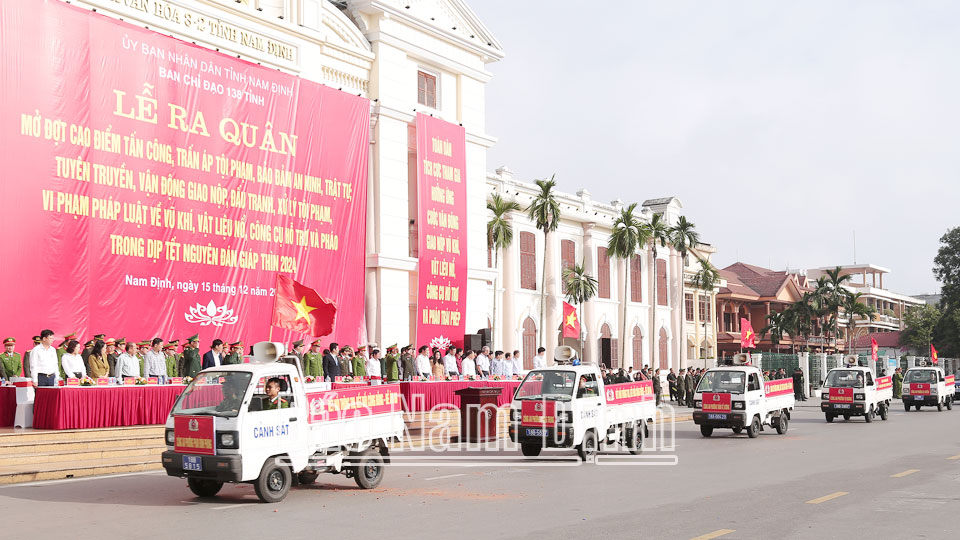 Công an thành phố Nam Định tham gia diễu hành, biểu dương lực lượng đảm bảo an ninh trật tự dịp Tết Nguyên đán Giáp Thìn năm 2024.