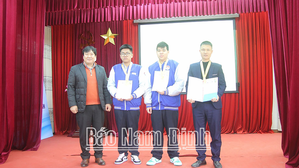 Học sinh Trường THPT Trần Hưng Đạo giành Huy chương Vàng Cuộc thi nghiên cứu sáng tạo quốc tế ICPC 2023 - Dấu ấn từ nỗ lực sáng tạo