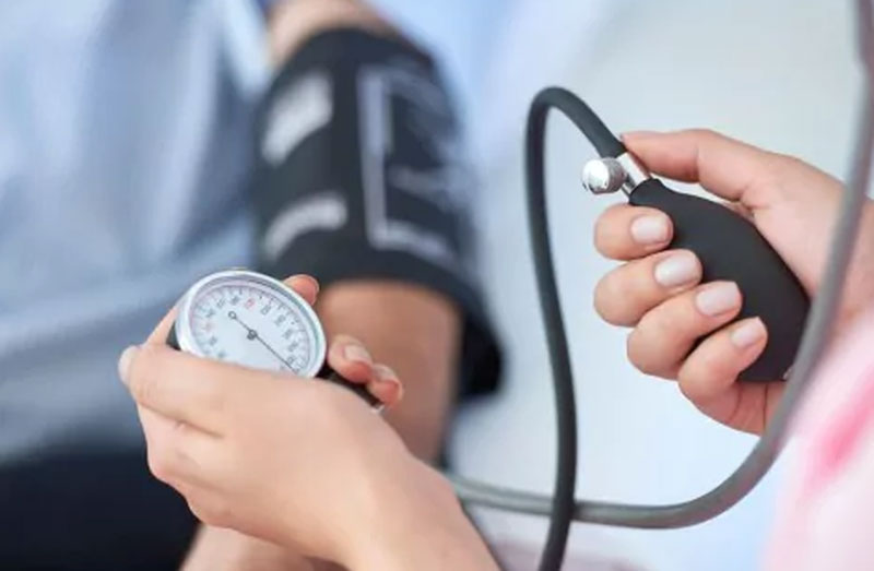 Nếu thấy huyết áp tăng đột ngột hoặc không ổn định, hãy đi khám bác sĩ.