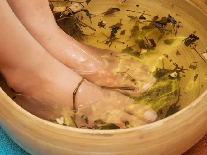 Ngâm tay chân vào nước ấm gừng và muối từ 5-10 phút giúp hạn chế được nguy cơ mắc bệnh cước.