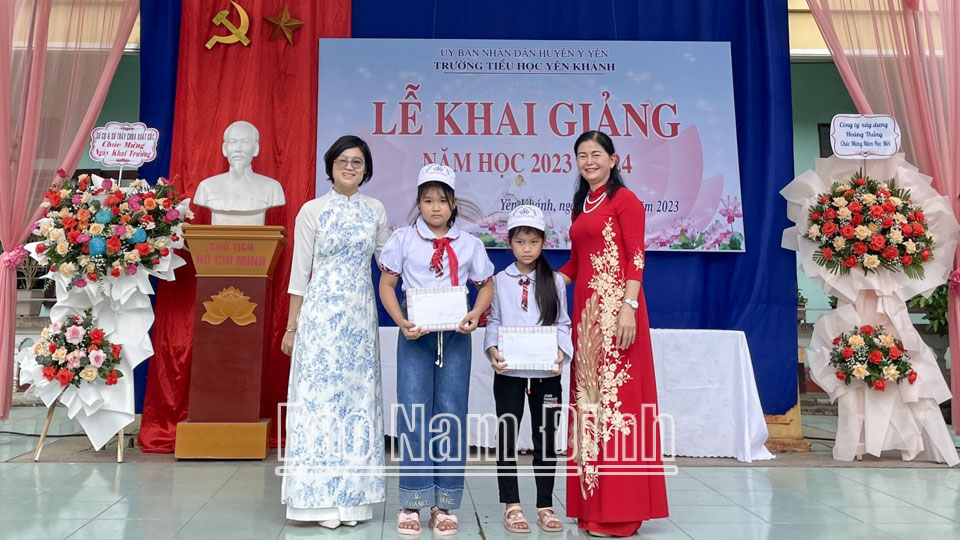 Chị Hà Bích Hảo trao tặng quà cho học sinh có hoàn cảnh khó khăn trên địa bàn xã Yên Khánh (Ý Yên).