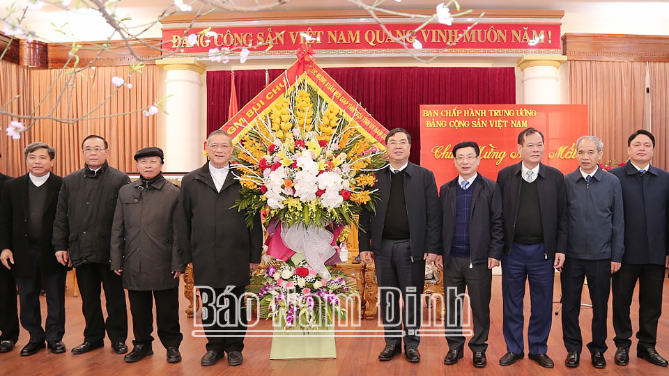 Tòa Giám mục Bùi Chu tặng hoa chúc Tết Tỉnh ủy.