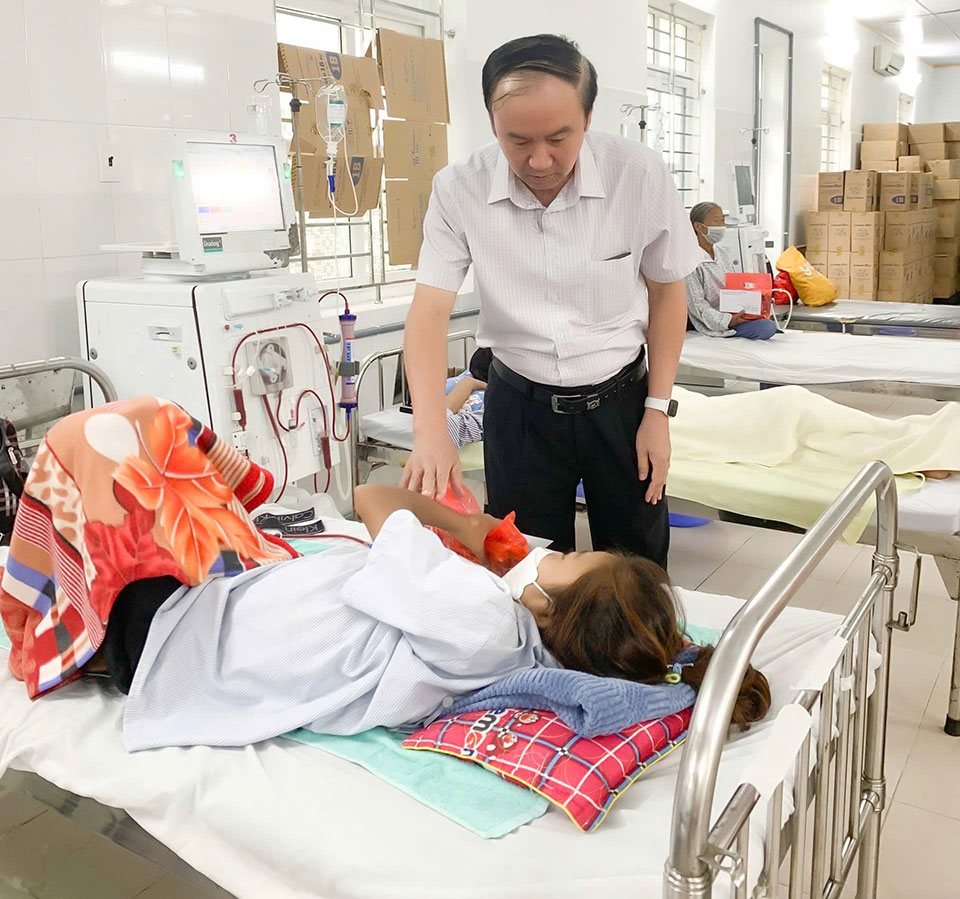 Bác sĩ, CCB Ngô Văn Khanh trao quà cho bệnh nhân nghèo khoa Ung bướu, khoa Thận nhân tạo tại Bệnh viện Đa khoa tỉnh Nam Định.