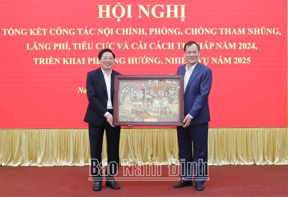 Đồng chí Phó Bí thư Thường trực Tỉnh ủy Lê Quốc Chỉnh tặng Ban Nội chính Trung ương bức tranh Tháp Phổ Minh- biểu tượng lịch sử-văn hóa của tỉnh Nam Định. 