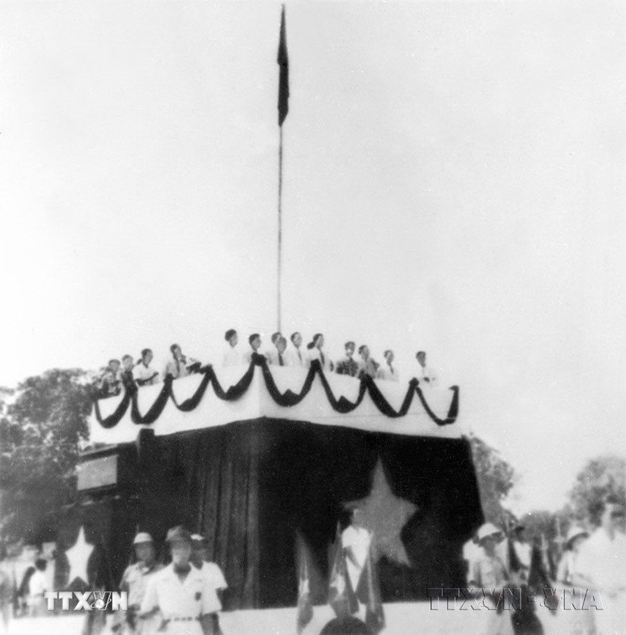 Ngày 2/9/1945, tại Quảng trường Ba Đình, Chủ tịch Hồ Chí Minh thay mặt Chính phủ lâm thời đọc bản Tuyên ngôn độc lập, khai sinh nước Việt Nam dân chủ cộng hòa nay là nước Cộng hòa xã hội chủ nghĩa Việt Nam. (Nguồn: TTXVN)
