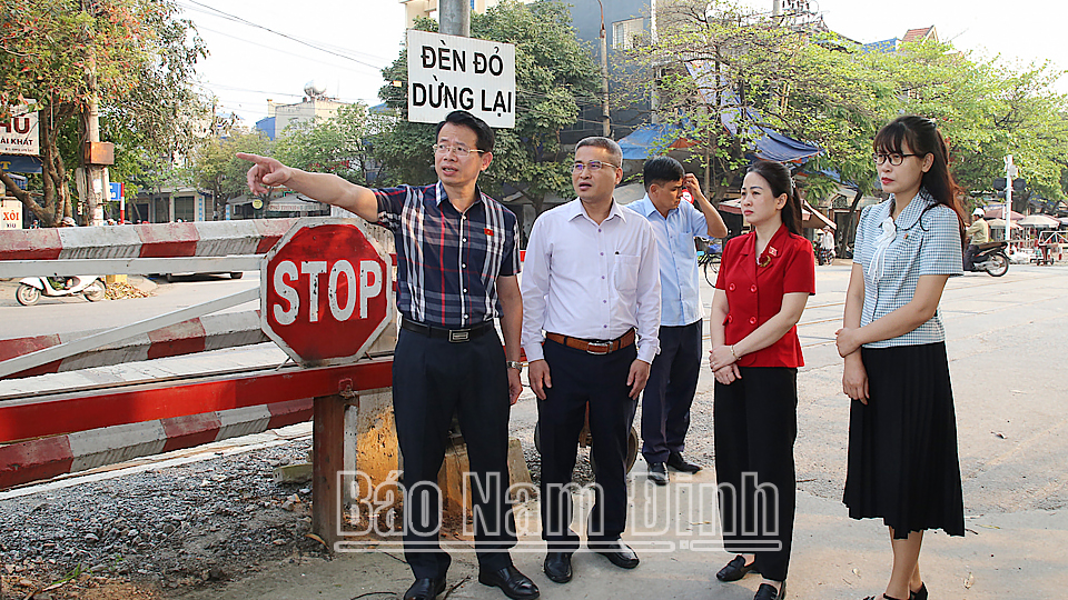 Đồng chí Phó Trưởng đoàn chuyên trách Đoàn đại biểu Quốc hội tỉnh Nam Định Nguyễn Hải Dũng và các đại biểu khảo sát công tác bảo đảm an toàn giao thông tại nút giao cắt giữa đường sắt và đường Giải phóng - Văn Cao, phường Văn Miếu (thành phố Nam Định).