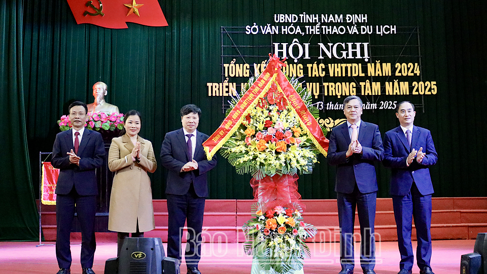 Thay mặt Tỉnh uỷ, HĐND, UBND tỉnh, đồng chí Phó Chủ tịch UBND tỉnh Trần Lê Đoài tặng hoa chúc mừng Sở Văn hoá, Thể thao và Du lịch. 