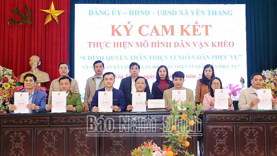 Lãnh đạo huyện Ý Yên chứng kiến ký cam kết thực hiện mô hình. 