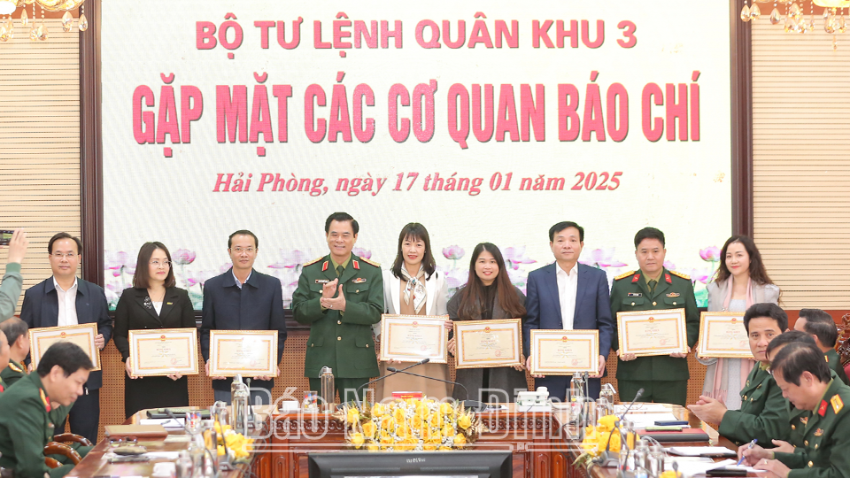 Trung tướng Nguyễn Quang Cường, Bí thư Đảng ủy, Chính ủy Quân khu 3 trao Bằng khen cho các tập thể, cá nhân có thành tích xuất sắc trong công tác phối hợp tuyên truyền nhiệm vụ quân sự, quốc phòng của LLVT Quân khu năm 2024.