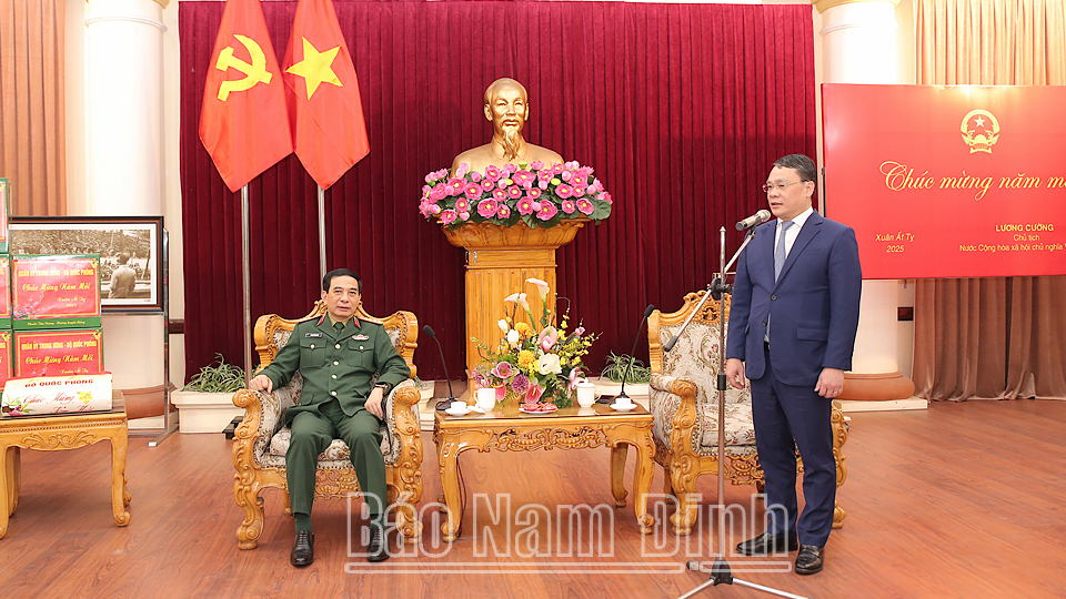 Đồng chí Bí thư Tỉnh ủy Đặng Khánh Toàn báo cáo kết quả thực hiện nhiệm vụ chính trị với đồng chí Bộ trưởng Bộ Quốc phòng Phan Văn Giang. 