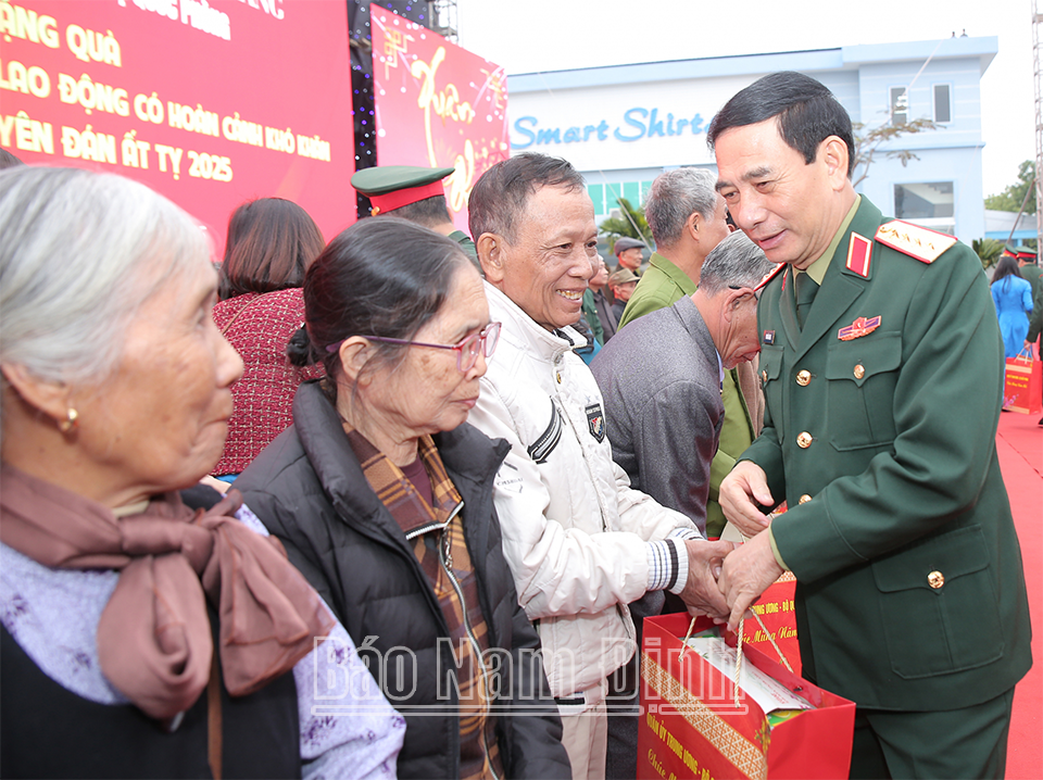 Đại tướng Phan Văn Giang, Ủy viên Bộ Chính trị, Bộ trưởng Bộ Quốc phòng tặng quà các gia đình hộ nghèo và công nhân tại Khu công nghiệp Bảo Minh (Vụ Bản).