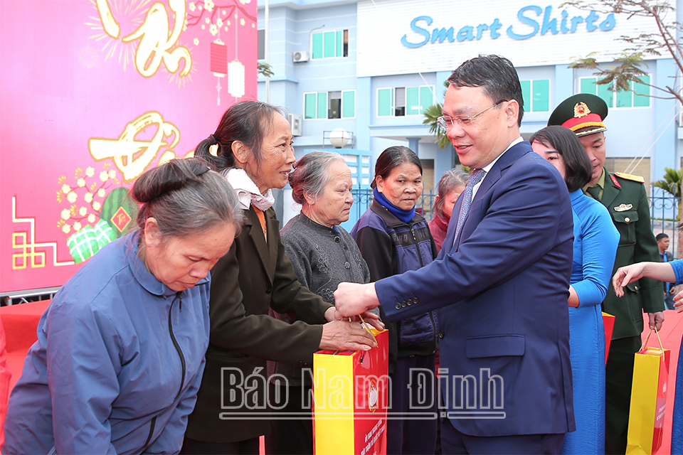 Đồng chí Bí thư Tỉnh ủy Đặng Khánh Toàn tặng quà các gia đình hộ nghèo và công nhân tại Khu công nghiệp Bảo Minh (Vụ Bản). 