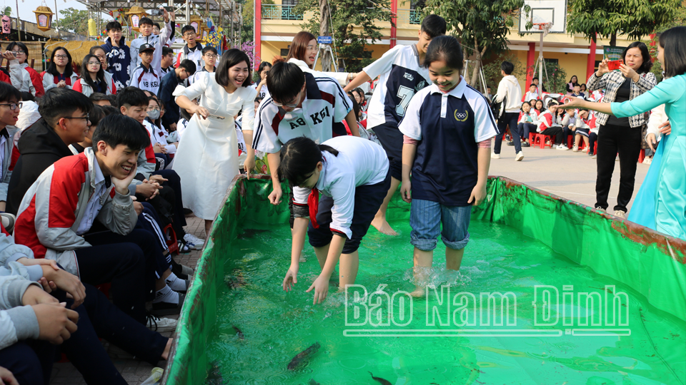 Học sinh tham gia cuộc thi bắt cá.