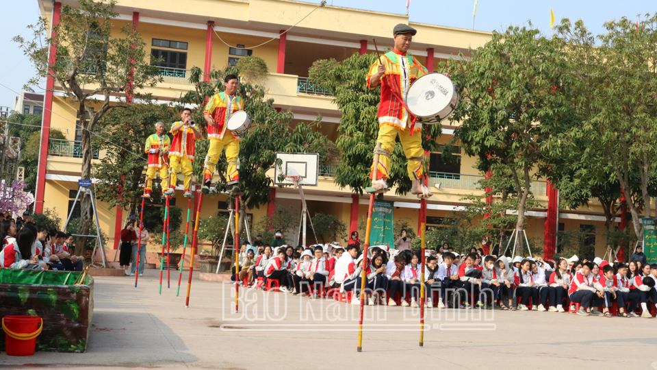 Tiết mục biểu diễn của đoàn nghệ thuật cà kheo xã Hải Lý (Hải Hậu). 