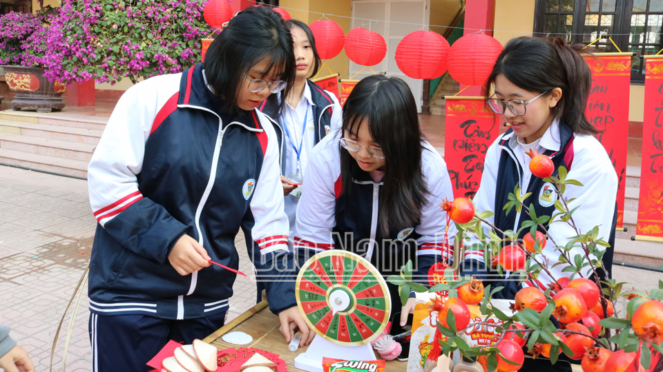 Một gian hàng trưng bày sản phẩm của Trường THPT Nguyễn Khuyến (thành phố Nam Định) tại chương trình Gala Dạ hội Văn học “Dòng chảy ngàn năm”.