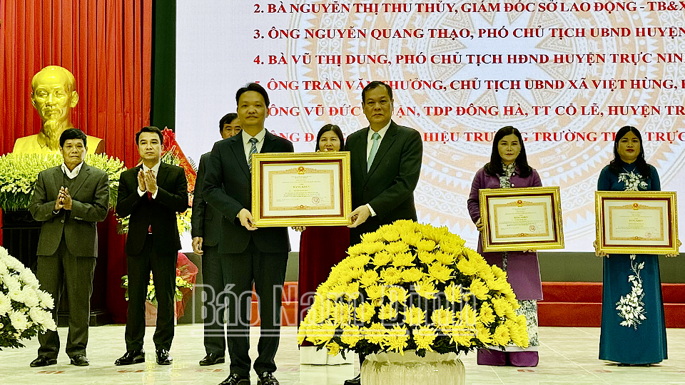 Thừa uỷ quyền, đồng chí Phó Bí thư Thường trực Tỉnh uỷ Lê Quốc Chỉnh trao Bằng khen của Thủ tướng Chính phủ cho cá nhân và tập thể có thành tích xuất sắc. 