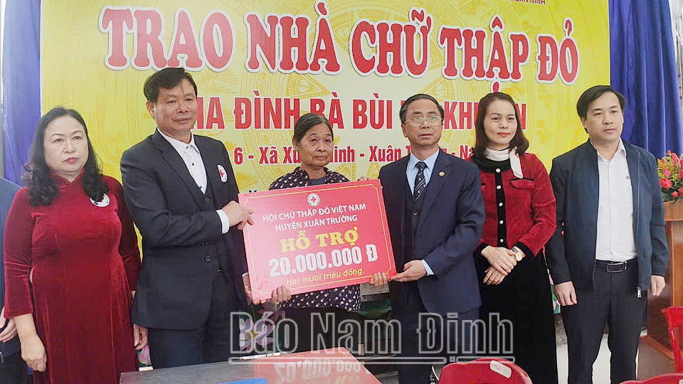 Lãnh đạo huyện, Hội Chữ thập đỏ huyện Xuân Trường trao tặng nhà Chữ thập đỏ cho gia đình bà Bùi Thị Khuyên, xã Xuân Ninh. 