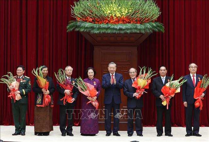 Tổng Bí thư Tô Lâm trao tặng Huân chương Hồ Chí Minh cho các đồng chí nguyên lãnh đạo Đảng, Nhà nước. Ảnh: Thống Nhất/TTXVN
