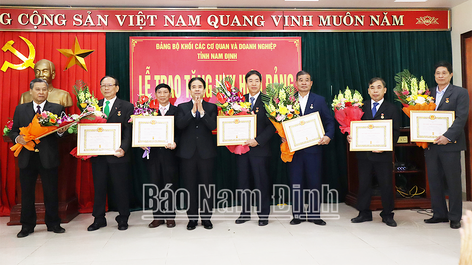 Đảng ủy Khối các Cơ quan và Doanh nghiệp tỉnh trao tặng Huy hiệu Đảng đợt 3/2