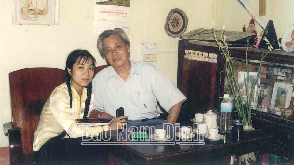 Nhạc sĩ Đỗ Minh tại nhà riêng, huyện Đại Từ, tỉnh Thái Nguyên và tác giả (tháng 8  năm 2000). 
(Ảnh Dương Đức)