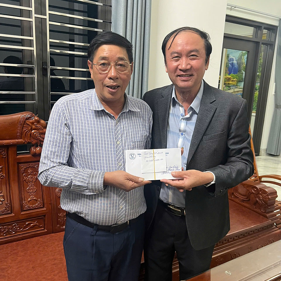 Bác sĩ, CCB Ngô Văn Khanh trao quà cho đại diện cán bộ phường Trường Thi (thành phố Nam Định) để trao cho các hộ gia đình có hoàn cảnh khó khăn trên địa bàn.