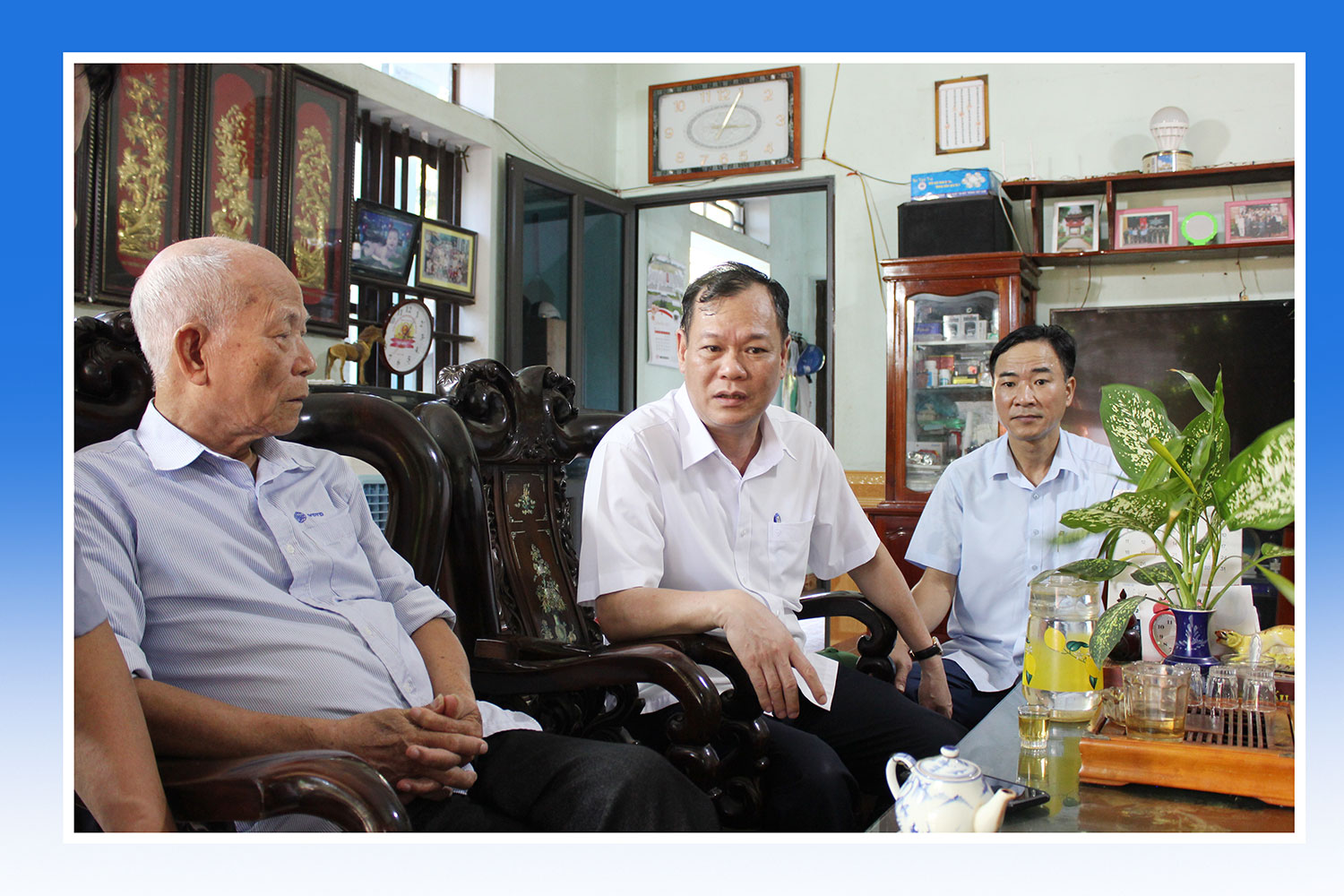 Đồng chí Lê Quốc Chỉnh, Phó Bí thư Thường trực Tỉnh uỷ, Trưởng đoàn Đoàn đại biểu Quốc hội tỉnh, Chủ tịch HĐND tỉnh, Phó Trưởng Ban Chỉ đạo giải phóng mặt bằng tỉnh thăm hỏi, động viên gia đình ông Vũ Bính, xóm Hoà Bình, xã Yên Lộc (Ý Yên) là hộ bị ảnh hưởng bởi dự án chấp hành phương án bồi thường, hỗ trợ giải phóng mặt bằng hạng mục cầu Đống Cao (ảnh chụp ngày 27/7/2022). (Ảnh Thành Trung)