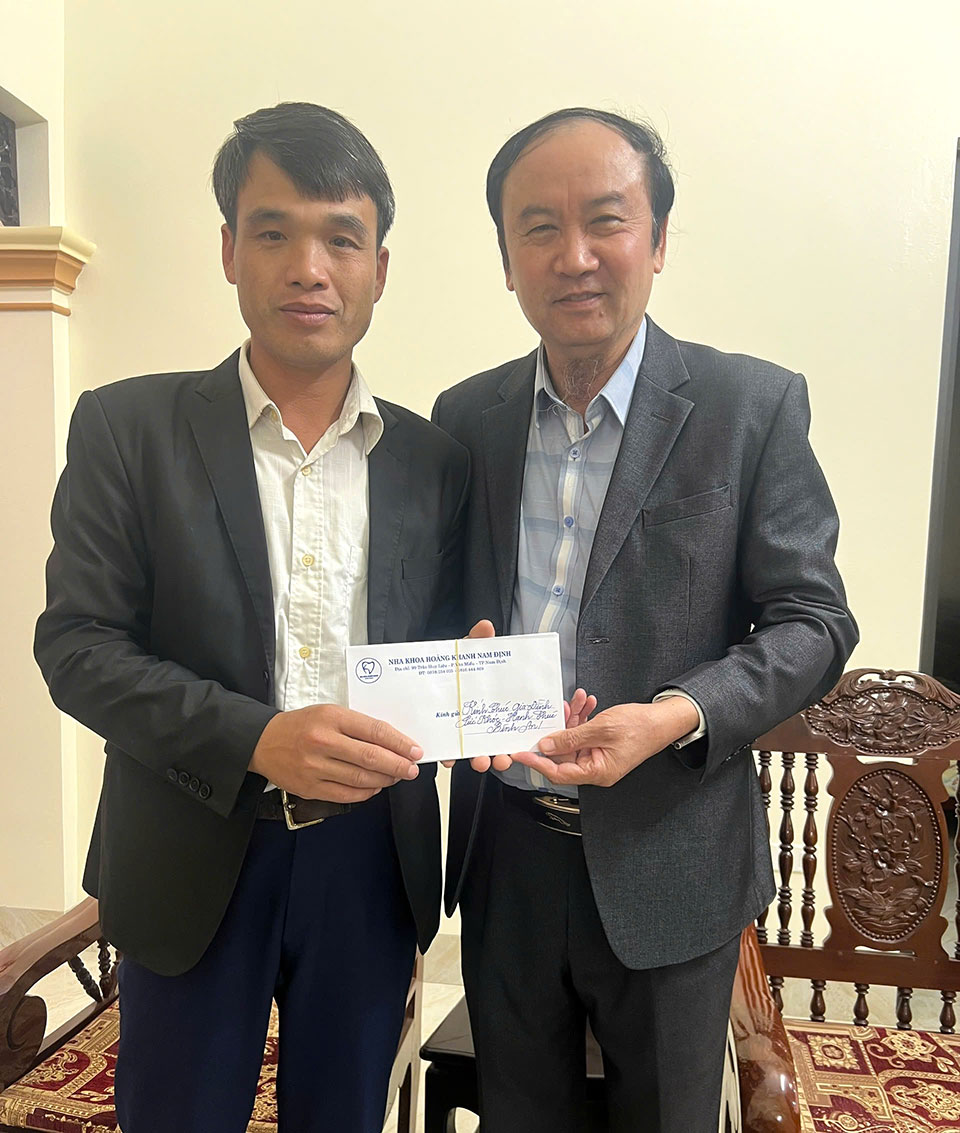  Bác sĩ, CCB Ngô Văn Khanh trực tiếp trao tặng quà cho hộ gia đình khó khăn tại huyện Giao Thủy.