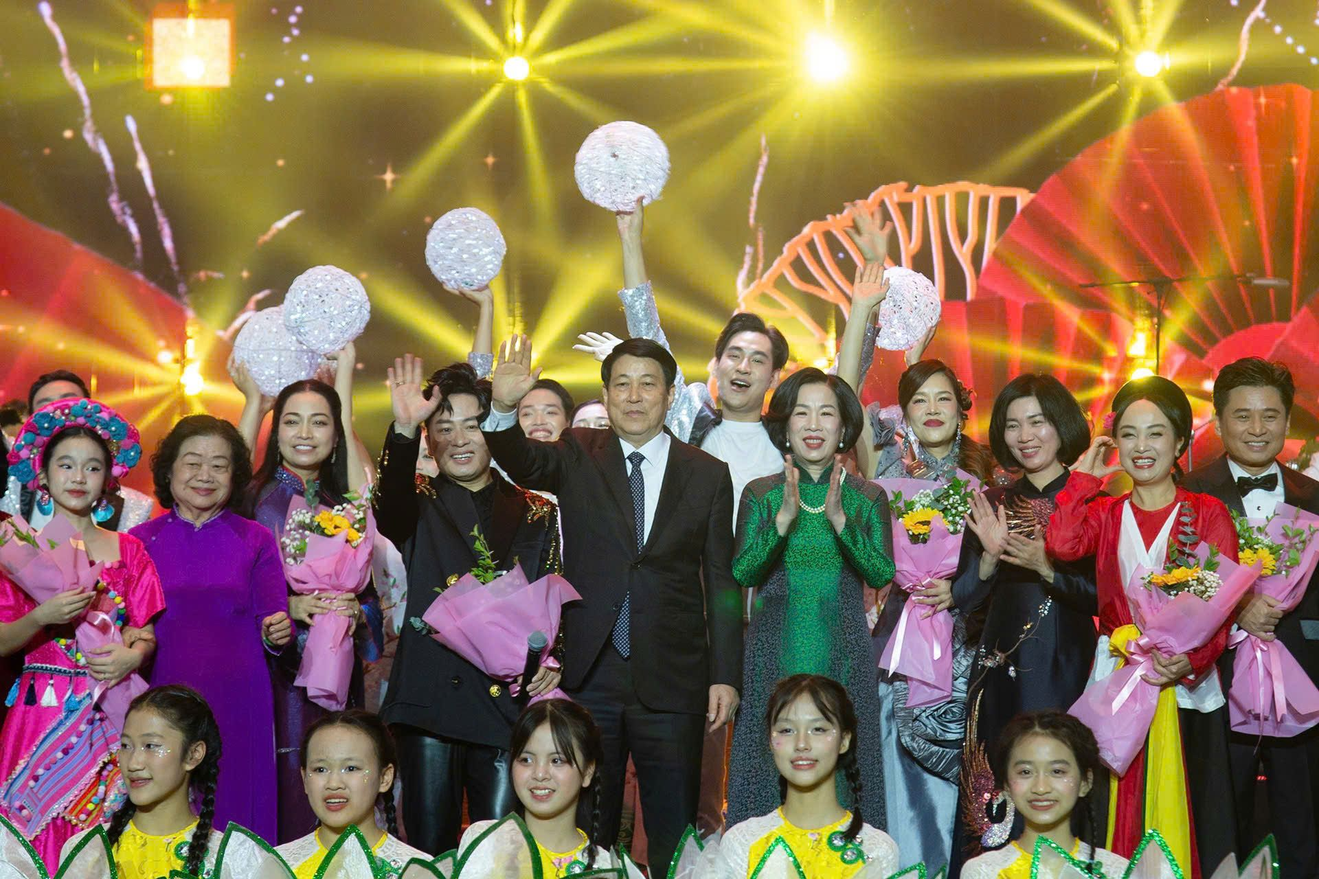 Chủ tịch nước Lương Cường và Phu nhân chúc mừng các nghệ sĩ, kiều bào tham dự Chương trình nghệ thuật Xuân quê hương 2025. (Ảnh: Thủy Nguyên)