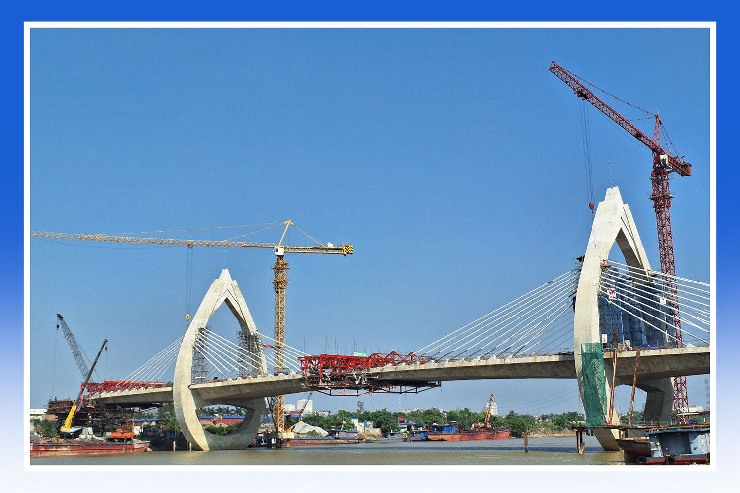 Cầu vượt sông Đào nối từ đường Song Hào đến đường Vũ Hữu Lợi (thành phố Nam Định).
