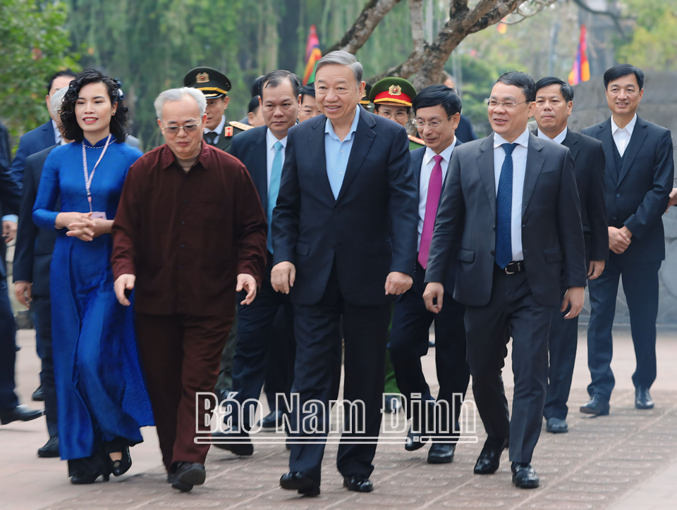 Đồng chí Tổng Bí thư Tô Lâm tham quan tại Khu di tích Đền Trần, phường Lộc Vượng (Thành phố Nam Định)