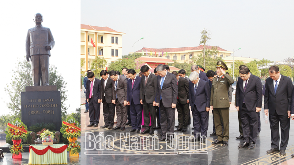 Tổng Bí thư Tô Lâm cùng các đồng chí lãnh đạo Đảng, Nhà nước và lãnh đạo tỉnh, huyện Xuân Trường tưởng niệm Tổng Bí thư Trường Chinh tại tượng đài Tổng Bí thư Trường Chinh. 