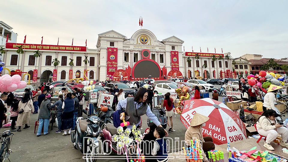 Đông người dân tập trung tại khu vực Quảng trường 3-2 và Tượng đài Trần Hưng Đạo (thành phố Nam Định) trong những ngày đầu năm mới. 