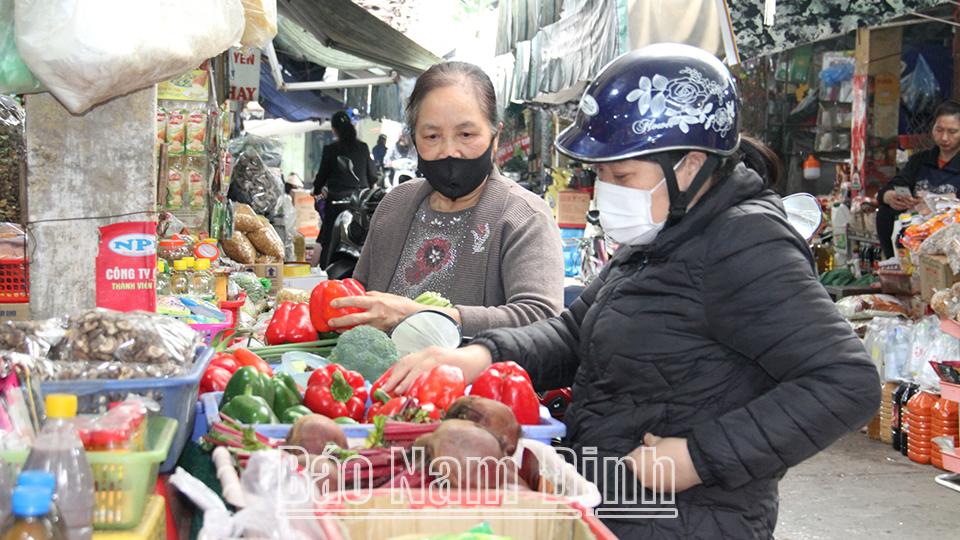 Tấp nập người mua bán hàng hóa tại chợ Mỹ Tho (thành phố Nam Định).