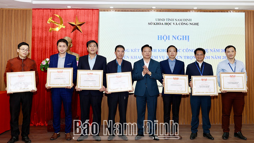 Lãnh đạo Sở Khoa học và Công nghệ trao giấy khen cho các tập thể, cá nhân có thành tích xuất sắc trong công tác năm 2024. 