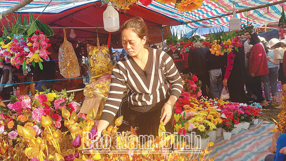 Gian hàng
bán đồ thờ, đồ trang trí.