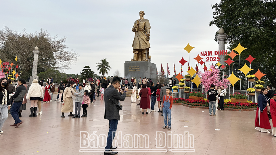 Người dân chụp ảnh tại khu vực Tượng đài Trần Hưng Đạo (thành phố Nam Định). 