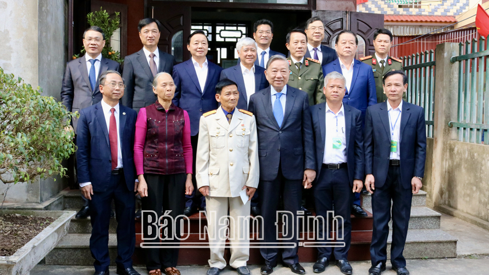 Đồng chí Tổng Bí thư Tô Lâm cùng các đồng chí lãnh đạo Đảng, Nhà nước, lãnh đạo tỉnh, lãnh đạo huyện Xuân Trường chụp ảnh lưu niệm tại gia đình Anh hùng Lực lượng vũ trang nhân dân Đinh Quốc Phòng, xã Xuân Phúc (Xuân Trường) 