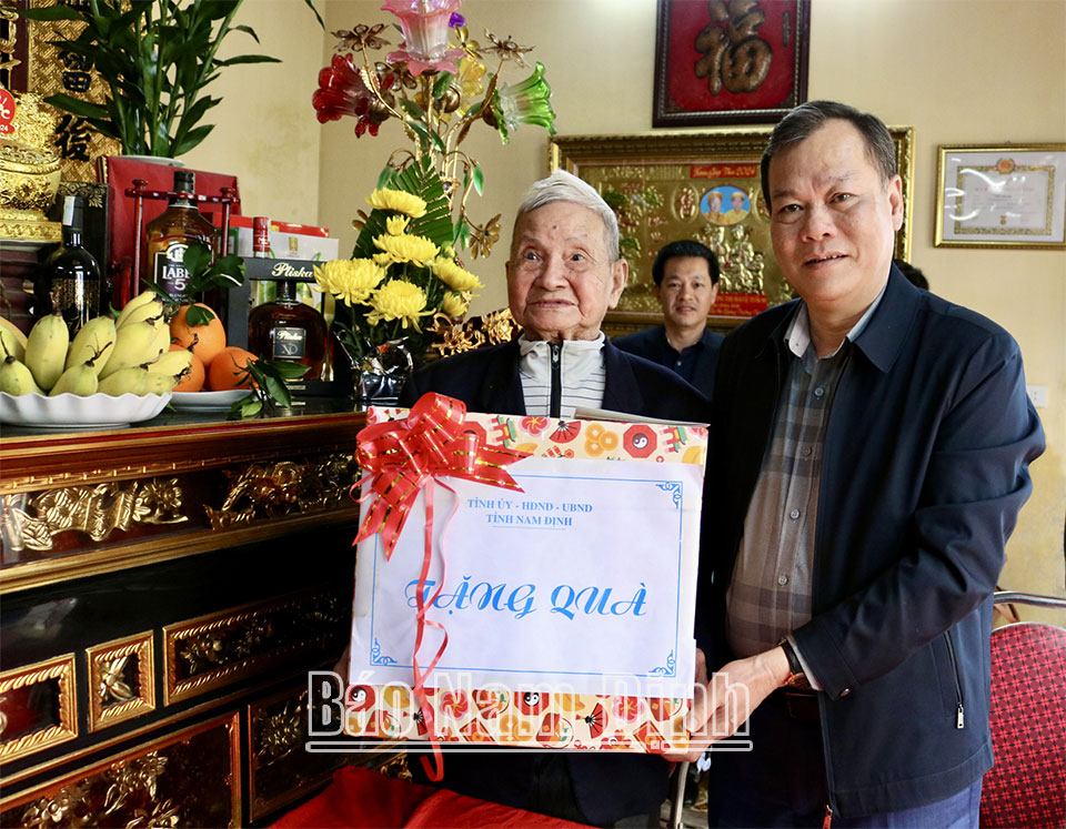 Đồng chí Phó Bí thư Thường trực Tỉnh uỷ Lê Quốc Chỉnh thăm, tặng quà gia đình thương binh Vũ Xuân Rụ, sinh năm 1934 ở xã Phương Định. 