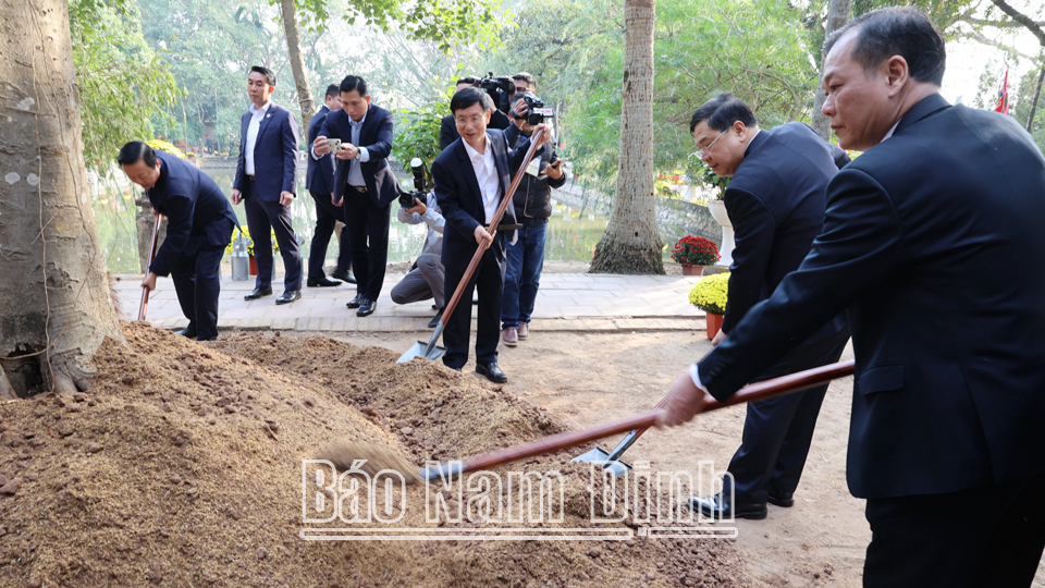 Các đồng chí lãnh đạo Văn phòng Trung ương Đảng, lãnh đạo tỉnh trồng cây lưu niệm tại Khu di tích Đền Trần.