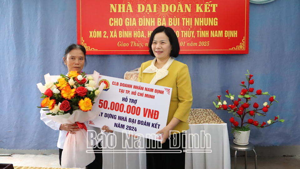 Bàn giao nhà “Đại đoàn kết” cho gia đình có hoàn cảnh đặc biệt khó khăn tại huyện Giao Thủy