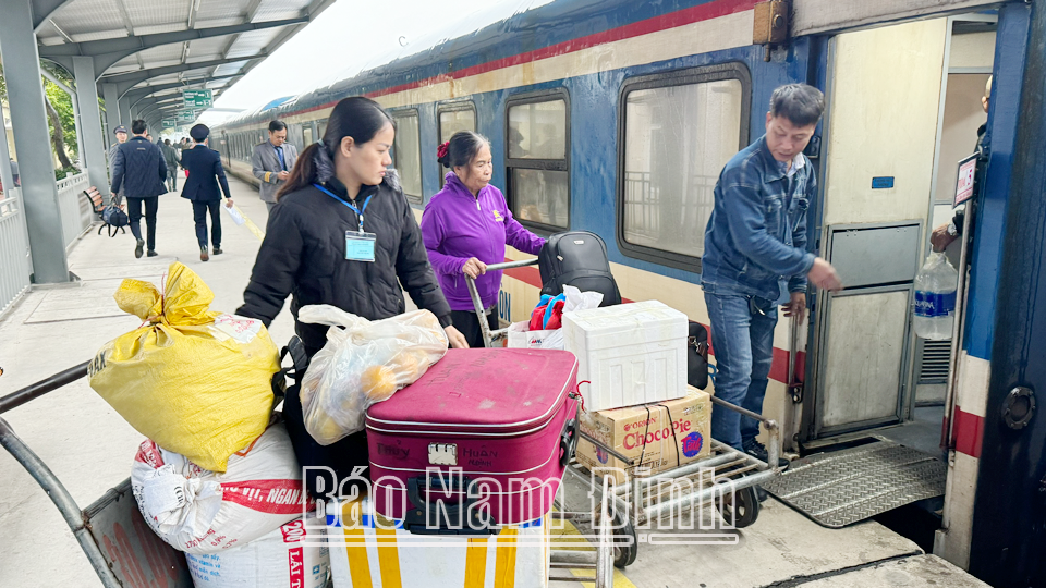 Nhân viên nhà ga hỗ trợ hành khách 
lên tàu.